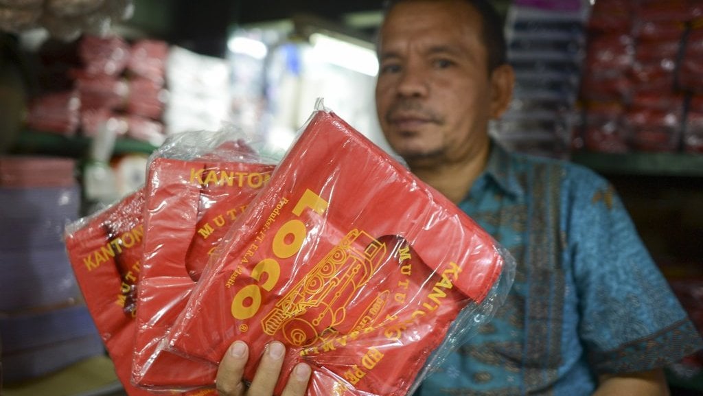 PEMUNGUTAN CUKAI KANTONG PLASTIK