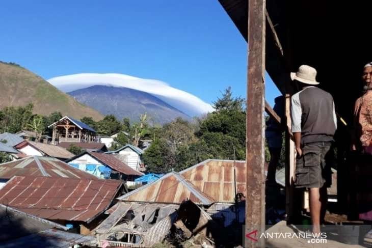 Warga menyaksikan fenomena 'topi awan' yang melingkari puncak hingga lereng Gunung Rinjani, di Lombok, NTB, Rabu (17/7/2019. ANTARA/Rosidin/aa TOPI RINJANI