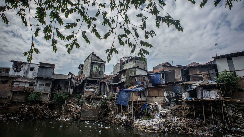 Deretan permukiman penduduk di bantaran Sungai Ciliwung, Jakarta, Jumat (19/7/2019). ANTARA FOTO/Aprillio Akbar/foc. KELANJUTAN NORMALISASI CILIWUNG