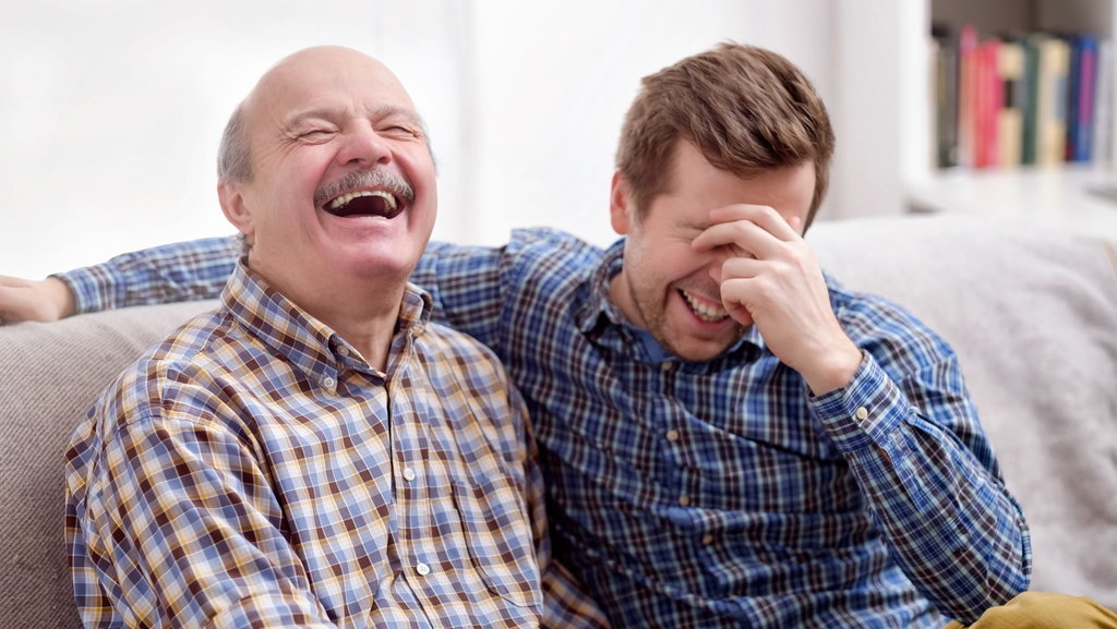 Ilustrasi pria mendengar lelucon bapak. FOTO/iStockphoto ILustrasi Dad jokes
