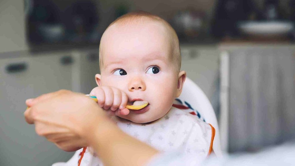 Ilustrasi Bayi makan bubur