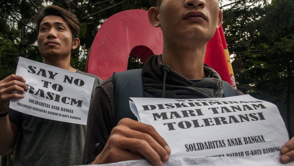 Massa yang tergabung dalam Organisasi Mahasiswa Daerah Se-Kota Bandung melakukan aksi unjuk rasa di Taman Cikapayang Dago, Bandung, Jawa Barat, Rabu (28/8/2019). Aksi tersebut merupakan bentuk protes atas sejumlah peristiwa diskriminasi ras di Indonesia serta menuntut pemerintah dan pihak kepolisian RI untuk menghentikan diskriminasi dan kembali menanam toleransi antar masyarakat. ANTARA FOTO/Novrian Arbi/foc. AKSI TOLAK DISKRIMINASI DI INDONESIA