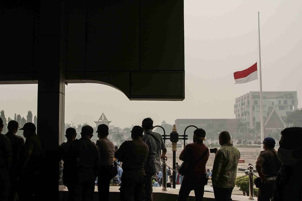 Bagaimana perbedaan menyanyikan lagu indonesia raya dan mengibarkan bendera merah putih pada masa penjajahan dan situasi sekarang