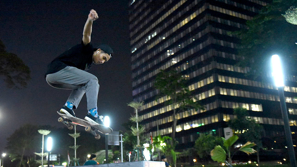 Bermain Skateboard Di Skate Park Dukuh Atas