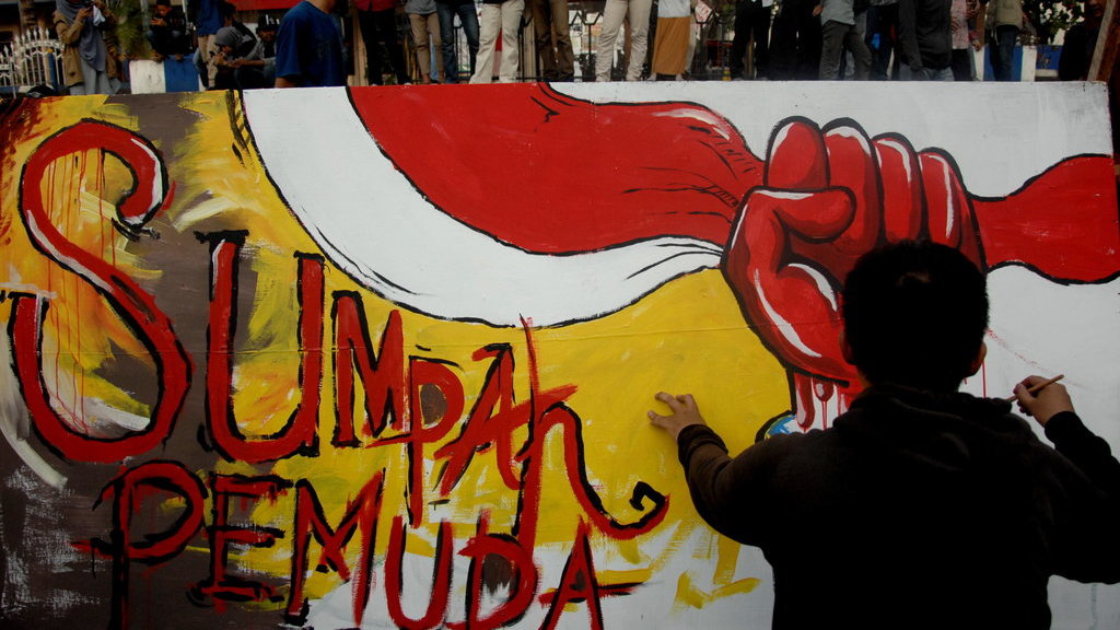 Mahasiswa seni rupa Universitas Muhammadiyah (Unismuh) Makassar melakukan aksi membuat mural di depan kampus Unismuh Makassar, Sulawesi Selatan, Senin (28/10/2019). ANTARA FOTO/Abriawan Abhe/foc. MURAL HARI SUMPAH PEMUDA