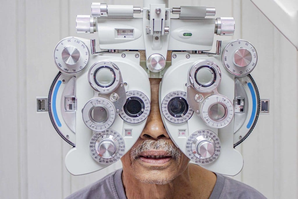 Warga memeriksa mata saat kegiatan layanan kesehatan gratis. ANTARA FOTO/M Ibnu Chazar/aww. LAYANAN KESEHATAN GRATIS RAIL CLINIC