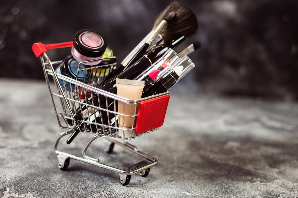 Kenapa Kita Suka Beli Make Up Berlebihan? Ketahui Alasannya