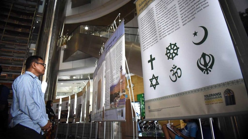 Pengunjung melihat naskah yang dipamerkan dalam Pameran Toleransi,Pesan Islam dari Oman di Perpustakaan Nasional, Jakarta, Kamis (14/11/2019). tirto.id/Andrey Gromico PAMERAN TOLERANSI OMAN