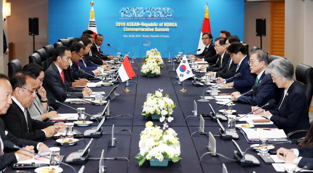Presiden Joko Widodo (empat kiri) melakukan pembicaraan dengan Presiden Korea Selatan Moon Jae-In (dua kanan) pada ASEAN-Republic of Korea (RoK) CEO Summit, Senin (25/11/2019). ANTARA FOTO/Reuters via Yonhap/pd. PEMBICARAAN BILATERAL INDONESIA - KORSEL