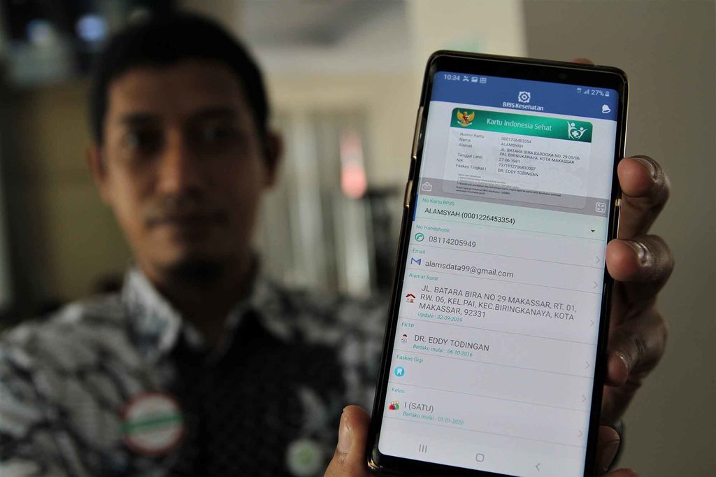 Petugas menunjukkan Aplikasi Mobile Jaminan Kesehatan Nasional (JKN) BPJS Kesehatan di Kantor BPJS Kesehatan Kendari, Kendari, Sulawesi Tenggara, Rabu (8/1/2020). ANTARA FOTO/Jojon/wsj. PROGRAM PRAKTIS BPJS KESEHATAN