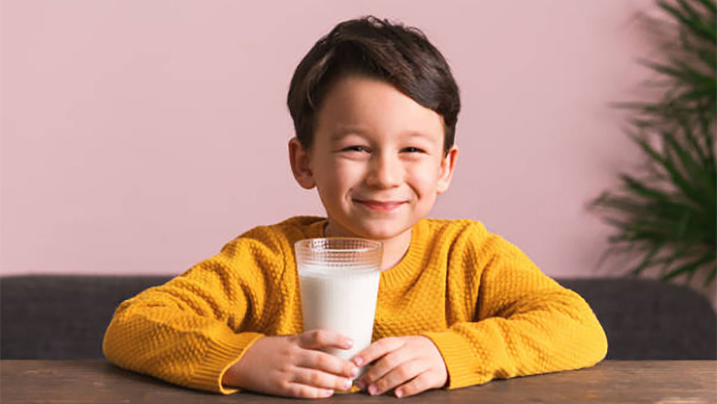 Ilustrasi Anak Minum Susu