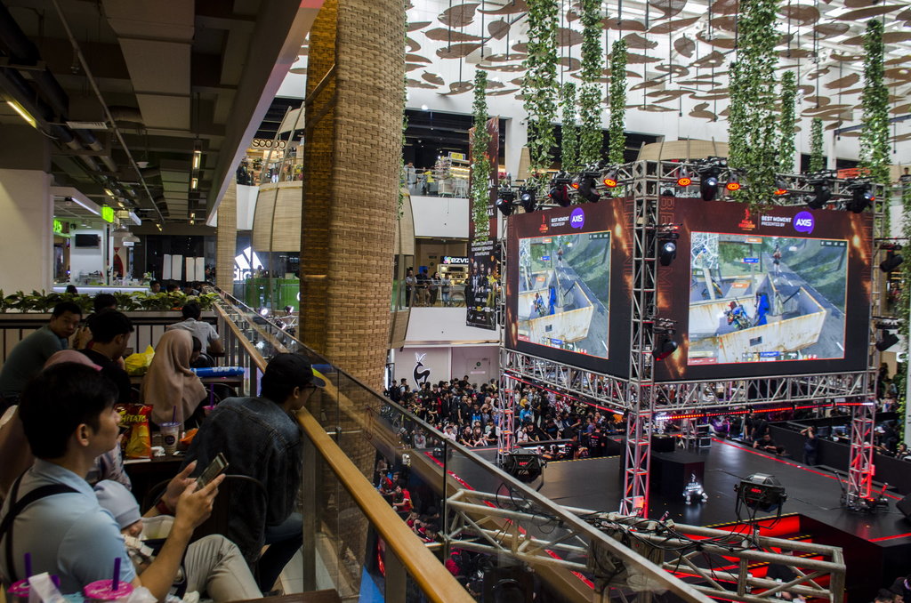 Pengunjung menyaksikan Tim atlet esports bertanding game Free Fire pada Final Kualifikasi Regional Barat Piala Presiden Esports 2020 di Paskal 23 Mall, Bandung, Jawa Barat, Minggu (19/1/2020). ANTARA FOTO/Novrian Arbi/foc. FINAL REGIONAL ESPORTS PIALA PRESIDEN