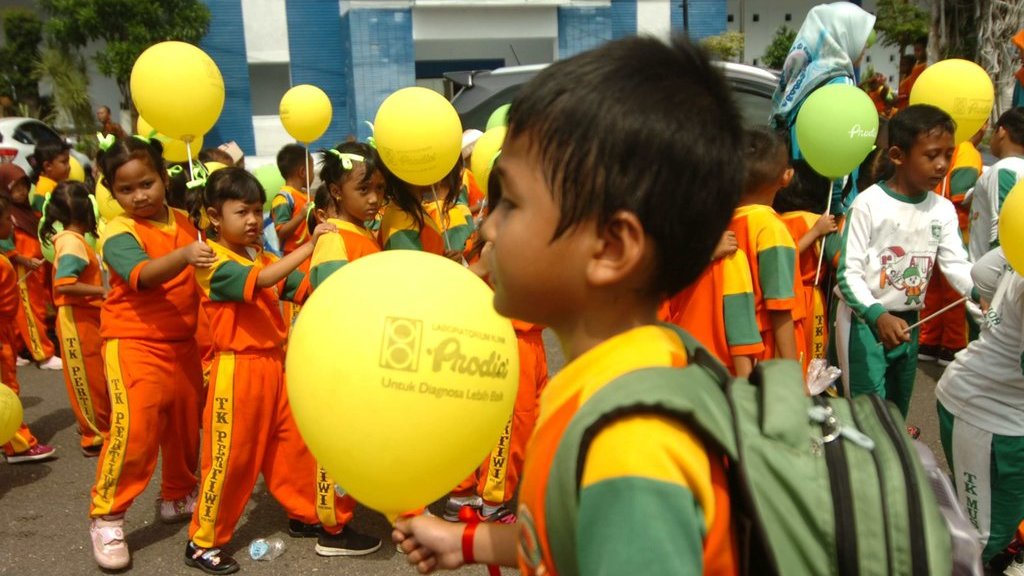 Sejumlah siswa taman kanak-kanak (TK) baris membawa telur dan susu saat 'Gerakan 1000 Makan Telur dan Minum Susu' di Halaman Pemerintah Kota Tegal, Jawa Tengah, Jumat (7/2/2020). ANTARA FOTO/Oky Lukmansyah/ama. GERAKAN MAKAN TELUR DAN MINUM SUSU