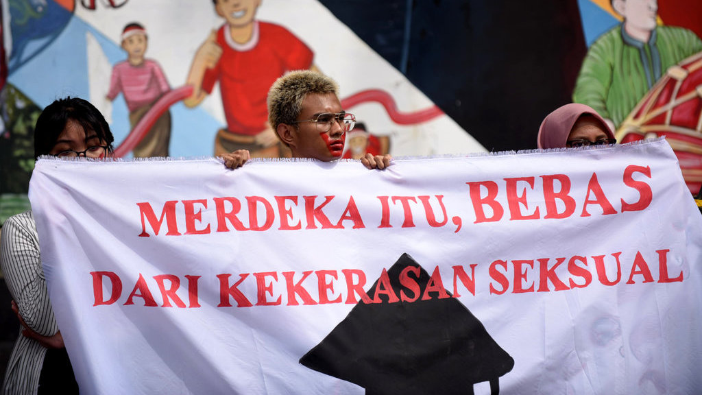 Sejumlah mahasiswa gabungan dari berbagai kampus langsungkan aksi damai di depan Gedung Kemendikbud untuk menuntut Kemendikbud turun tangan atas masalah kekerasan seksual di ranah kampus, Jakarta, Senin (10/2/2020). tirto.id/Andrey Gromico Aksi Tolak Kekerasan Seksual