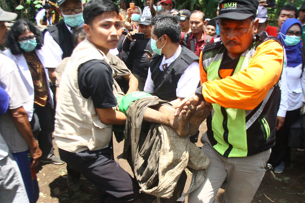 Petugas medis mengevakuasi Orang Dengan Gangguan Jiwa (ODGJ) berinisial SY yang dipasung selama empat tahun dengan beton di Dampit, Malang, Jawa Timur, Selasa (3/3/2020). ANTARA FOTO/Ari Bowo Sucipto/wsj. EVAKUASI ODGJ DALAM PASUNGAN