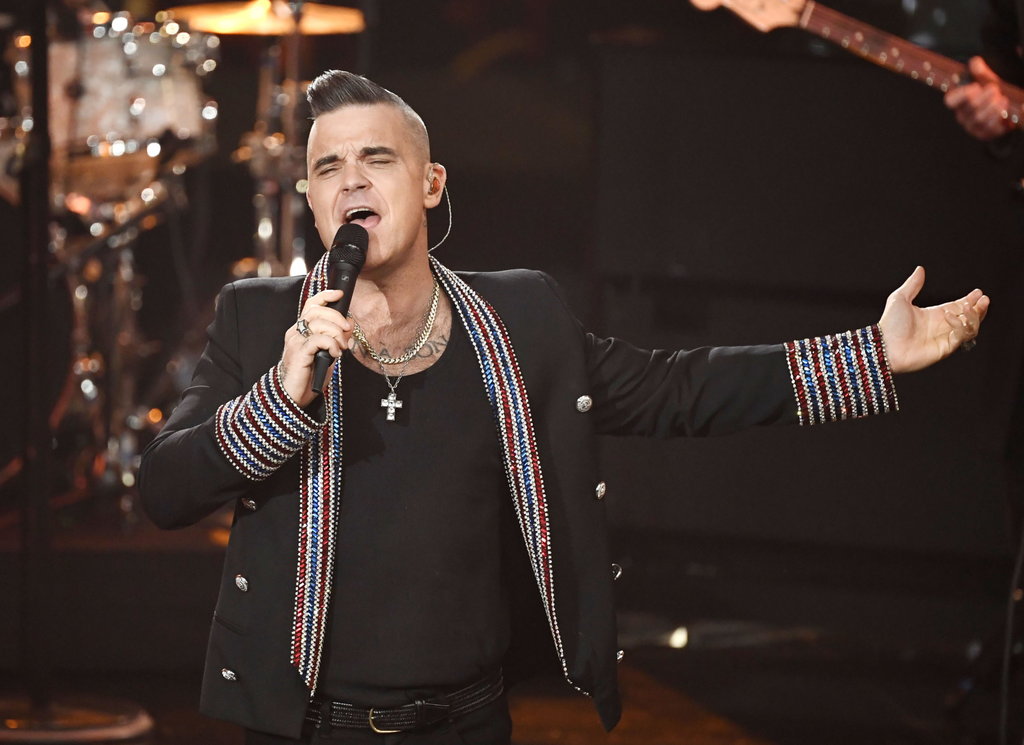 Penyanyi Robbie Williams tampil di acara amal 'Ein Herz fuer Kinder' (hati untuk anak-anak) di Berlin, Jerman, Sabtu, 7 Desember 2019. Jens Meyer/AP Robbie Williams