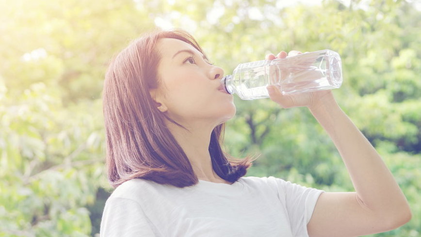 Ilustrasi Meminum Air Mineral Dalam Kemasan. FOTO/iStockphoto Ilustrasi Meminum Air Mineral