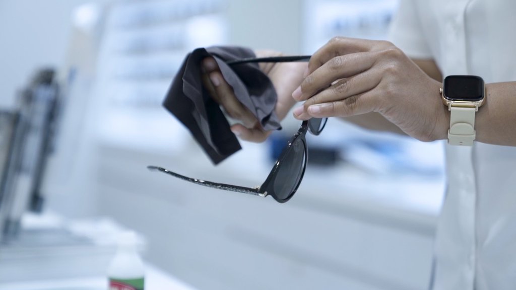 Petugas membersihkan kacamata di toko kacamata. tirto.id/Andrey Gromico Optik Tunggal