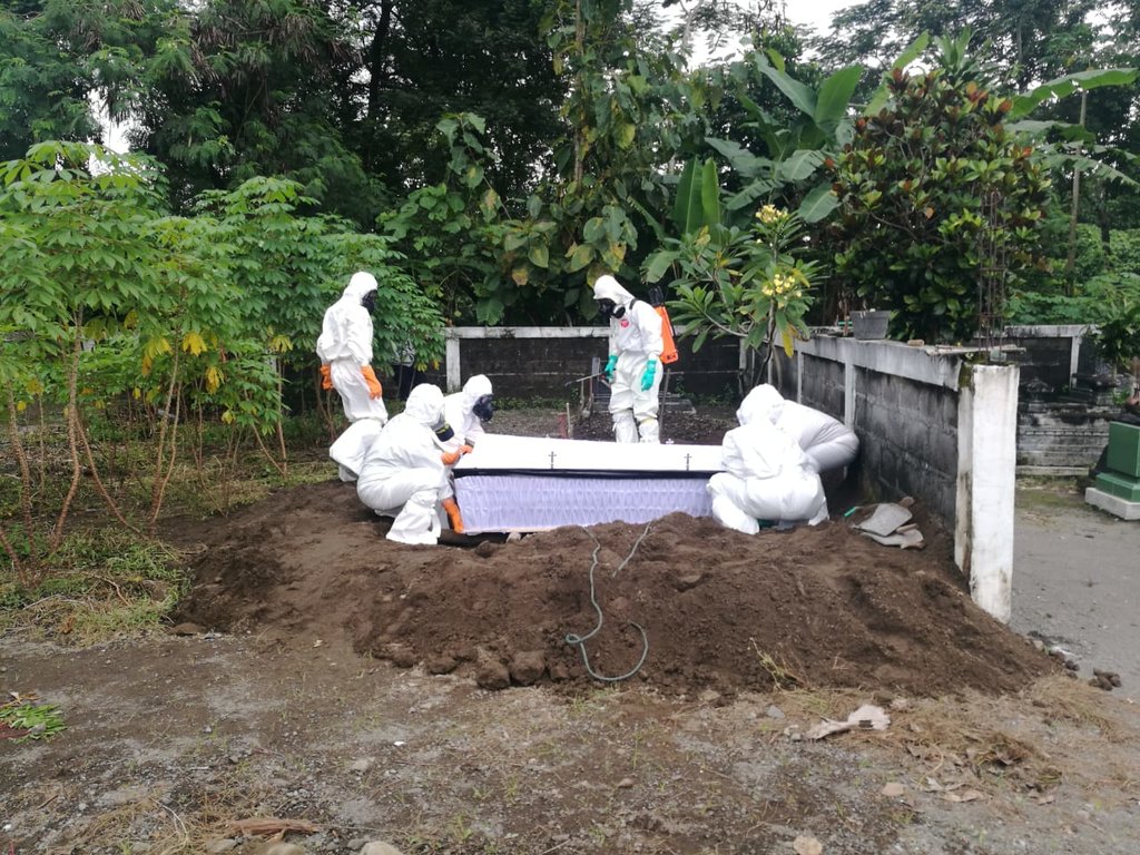 Cerita Pengubur Jenazah COVID-19: Rela Tak Pulang Berhari-hari ...