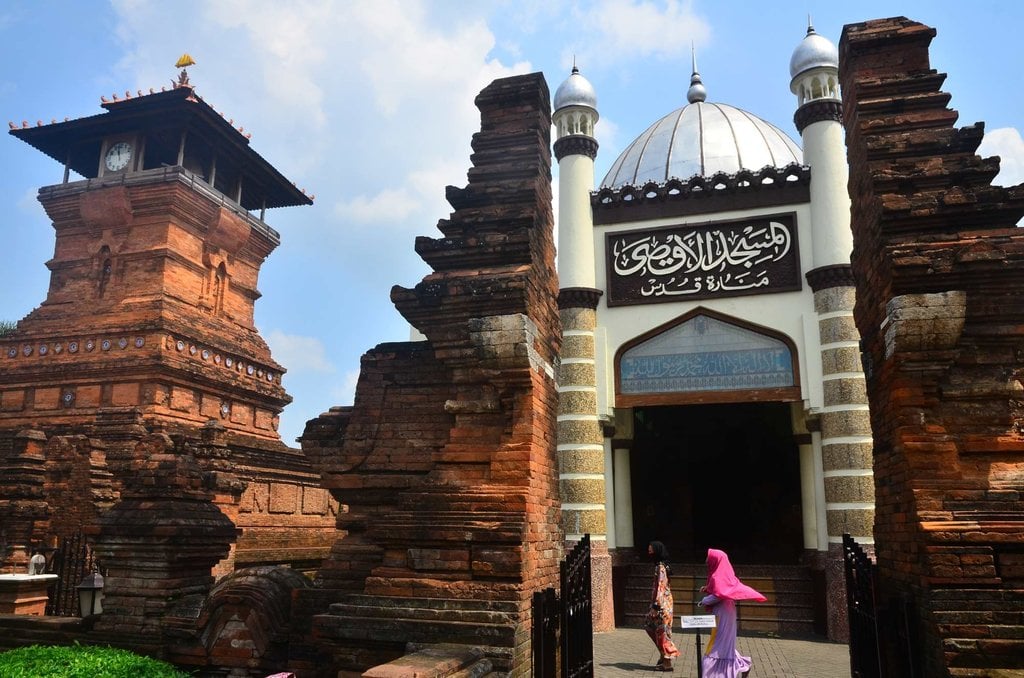 Masjid kudus merupakan salah satu hasil asimilasi antara budaya islam dan hindu. hal ini ditunjukkan oleh