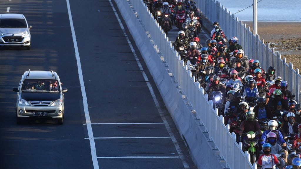Pengendara motor melintasi Jembatan Suramadu di Bangkalan, Jawa Timur, Kamis (30/7/2020). ANTARA FOTO/Zabur Karuru/aww. ARUS MUDIK DI JEMBATAN SURAMADU