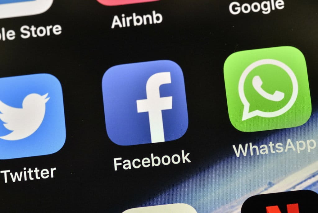 Ikon Facebook dan WhatsApp digambarkan pada iPhone di Gelsenkirchen, Jerman. AP / Martin Meissner Ilustrasi Facebook