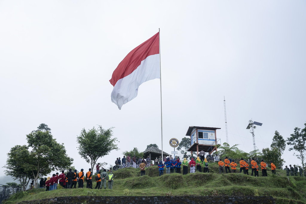 PENGIBARAN BENDERA DI LERENG MERAPI