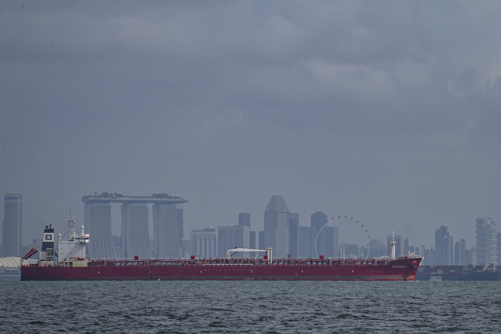 Harga Minyak Hari Ini Turun usai Trump Sepakat Gencatan Senjata