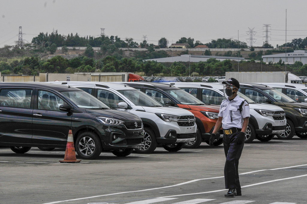 Petugas keamanan berjaga di sekitar unit mobil baru di salah satu kawasan industri otomotif di Cikarang, Kabupaten Bekasi, Jawa Barat, Jum'at (4/9/2020). ANTARA FOTO/ Fakhri Hermansyah/hp. USULAN INSENTIF PAJAK BAGI INDUSTRI OTOMOTIF