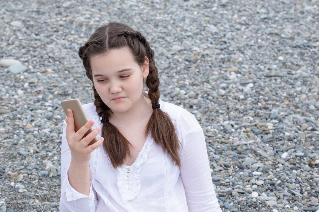 Ilustrasi Melihat Ponsel. foto/istockphoto Ilustrasi Melihat Ponsel