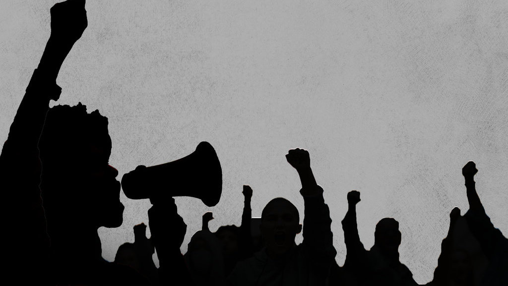 Ilustrasi Orasi. tirto.id/iStockphoto Ilustrasi Siluet demonstrasi