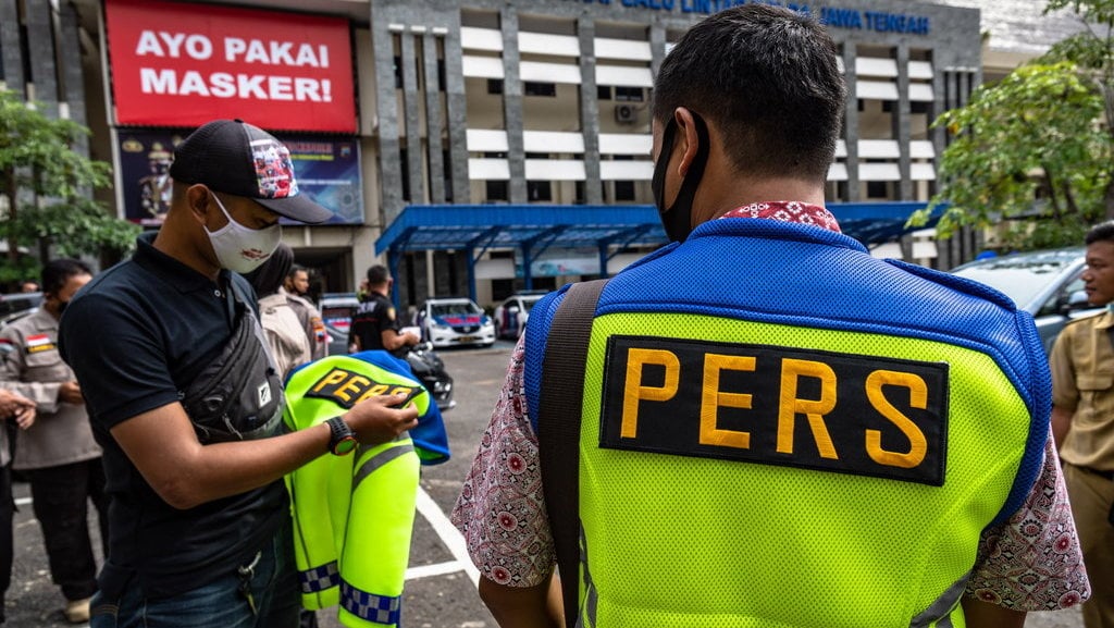 PEMBERIAN ROMPI KHUSUS KEPADA WARTAWAN