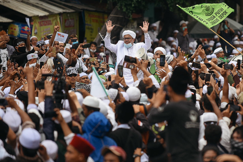 Kerumunan Massa Sambut Kepulangan Muhammad Rizieq Shihab
