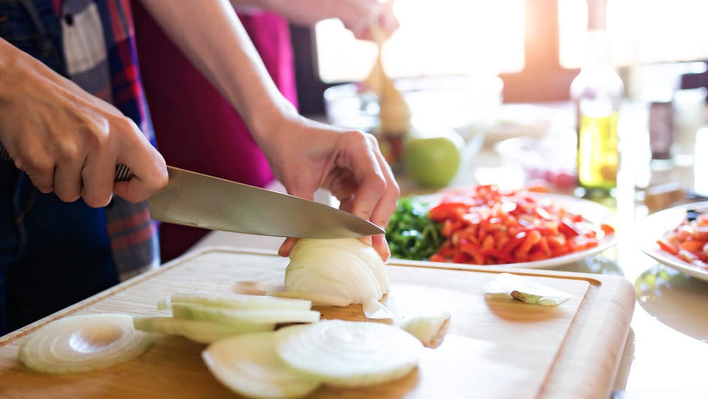 Ilustrasi Memotong Bawang. foto/Istockphoto Ilustrasi Memotong Bawang