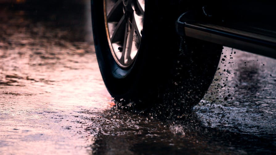 Ilustrasi ban mobil. foto/Istockphoto Ilustrasi Aquaplaning