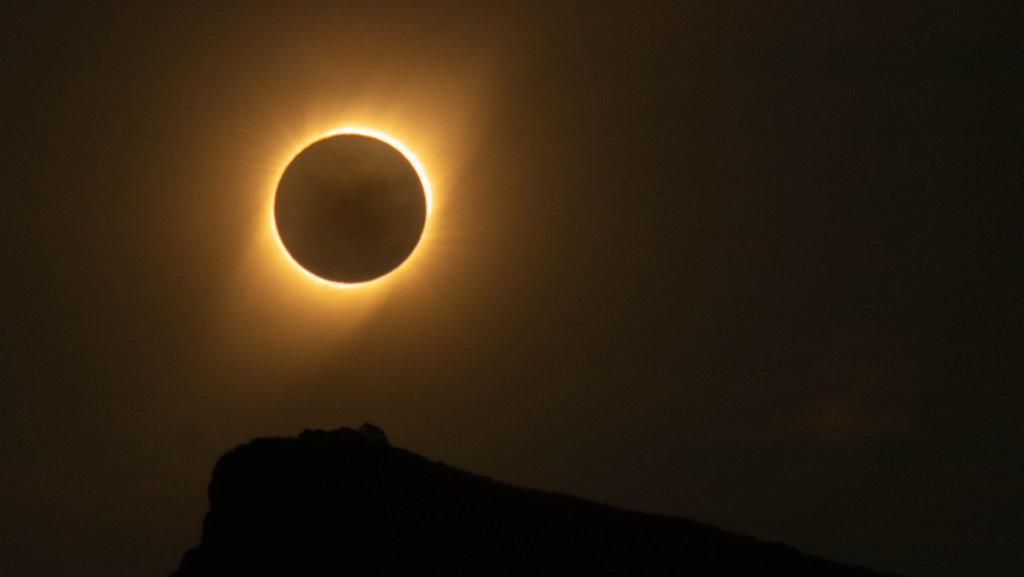 Mengapa ketika terjadi gerhana matahari kamu tidak diperbolehkan untuk melihat secara langsung