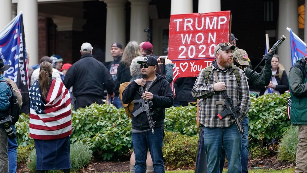 Massa Pendukung Trump Serbu Capitol