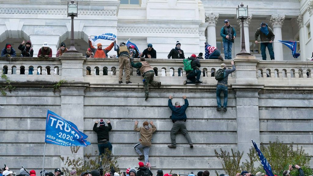 Massa Pendukung Trump Serbu Capitol