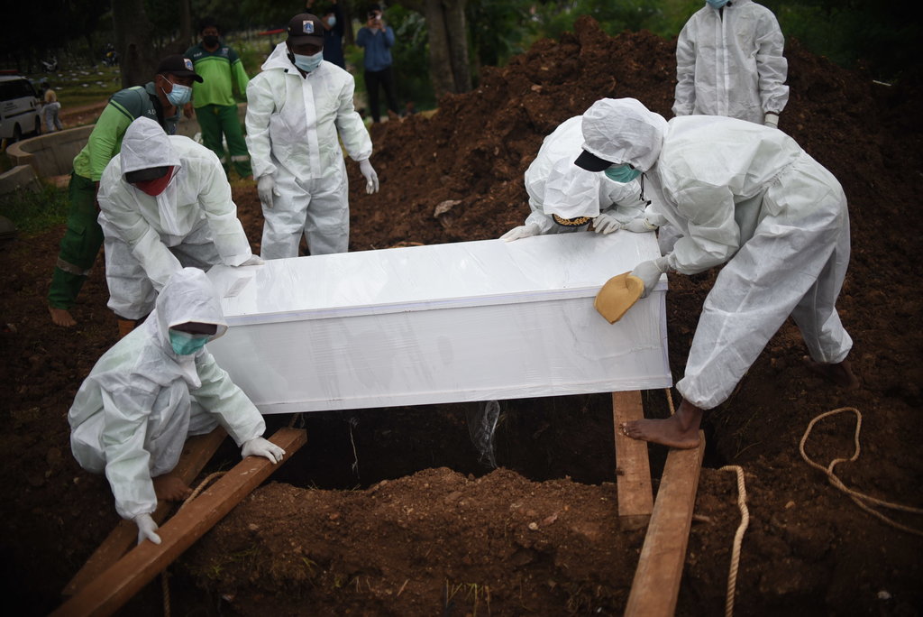 Pemakaman Jenazah Covid-19 di TPU Srengseng Sawah