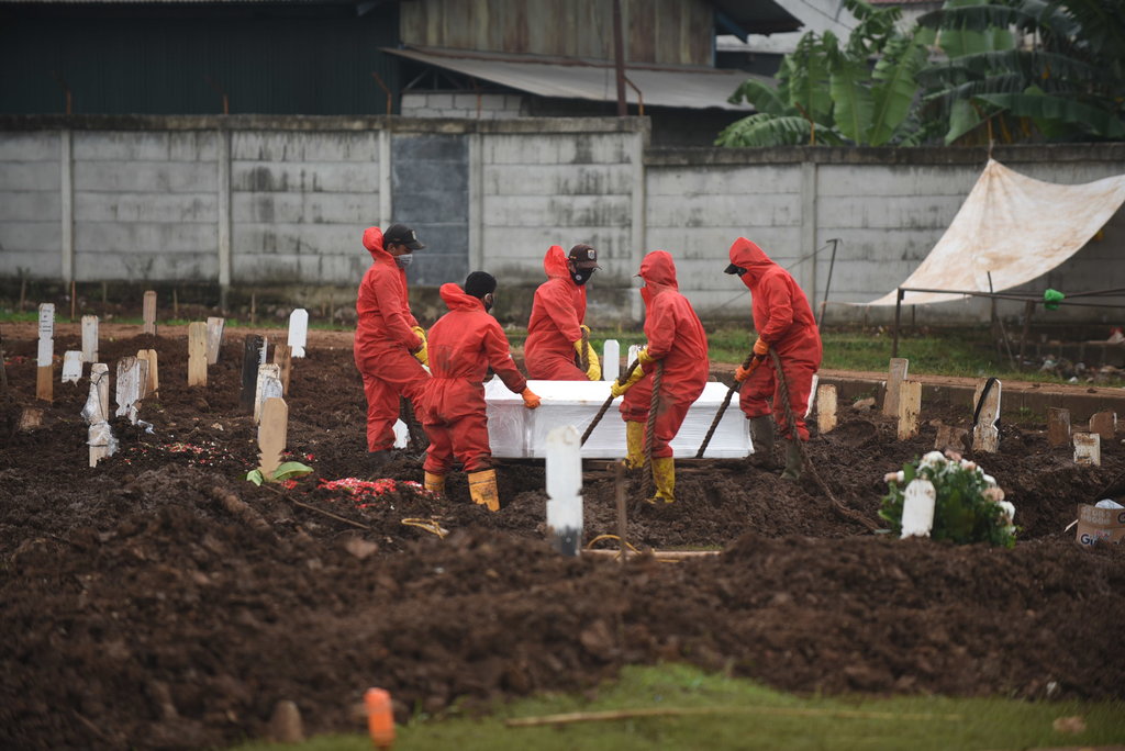 Pemakaman Jenazah Covid-19 di TPU Bambu Apus