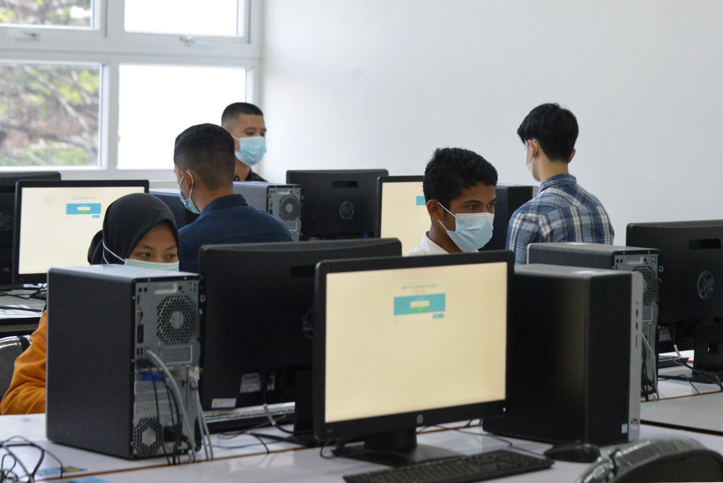 Peserta mengikuti Ujian Tulis Berbasis Komputer (UTBK) jalur Seleksi Bersama Masuk Perguruan Tinggi Nasional (SBMPTN) di Universitas Syiah Kuala, Banda Aceh, Aceh, Senin (12/4/2021).ANTARA FOTO/Ampelsa/wsj. Gambar Komponen Komputer: CPU