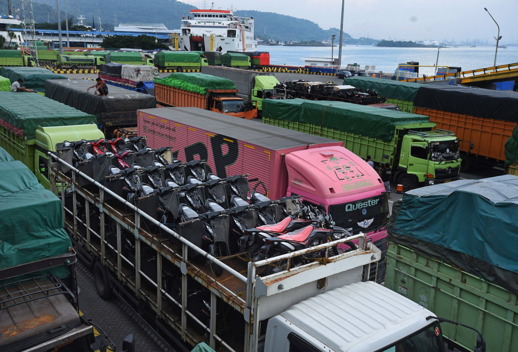 ANGKUTAN LOGISTIK MELALUI MERAK MENINGKAT