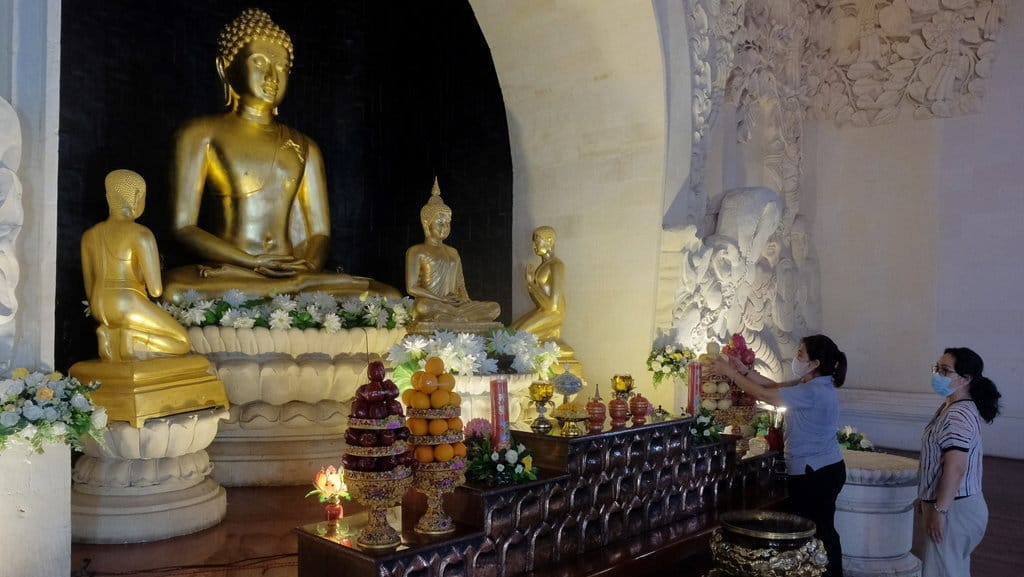 PERSIAPAN HARI RAYA WAISAK DI BALI