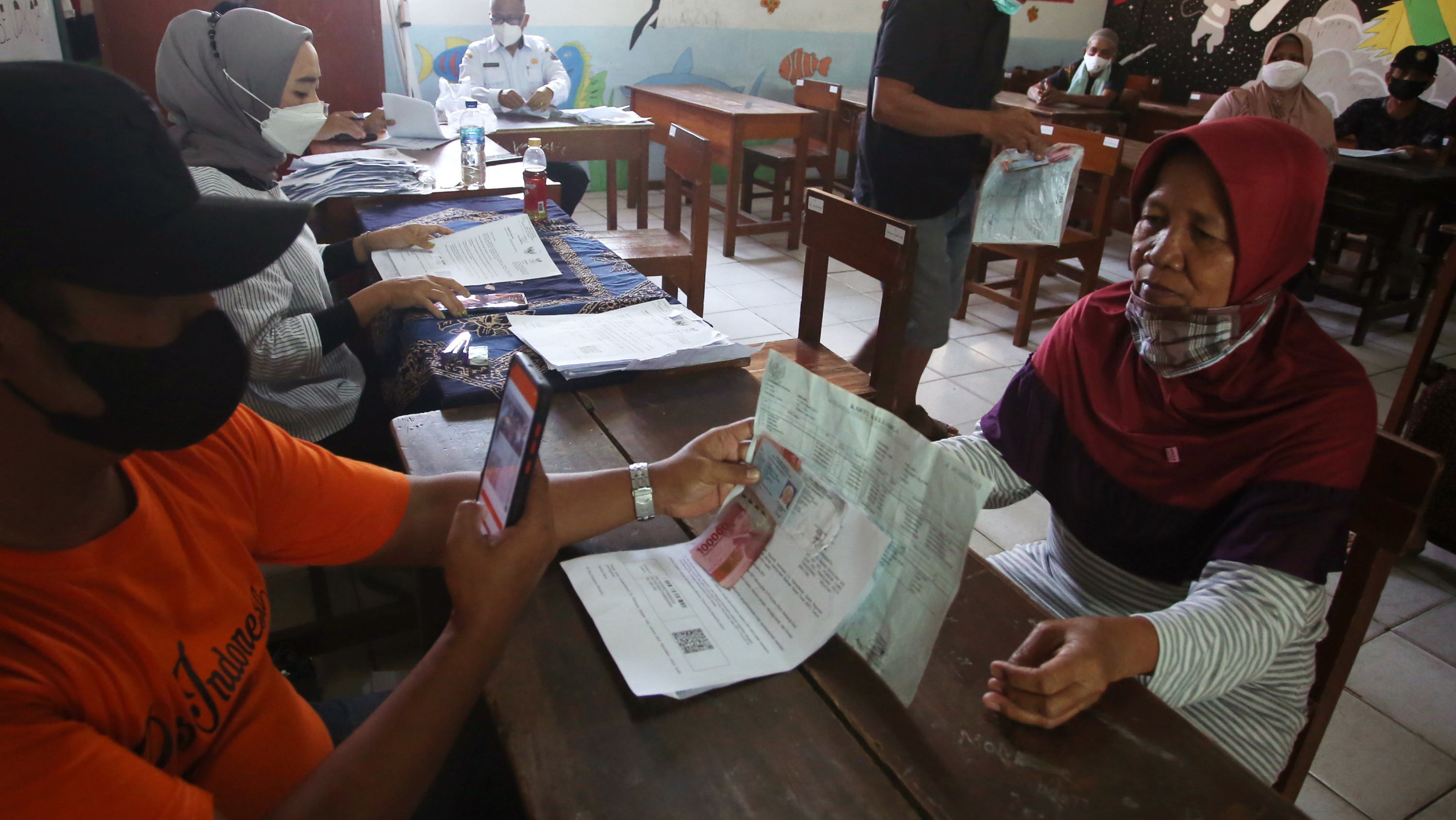 Bansos COVID Marak Disunat di Level RT/RW, Bagaimana Pengawasannya?