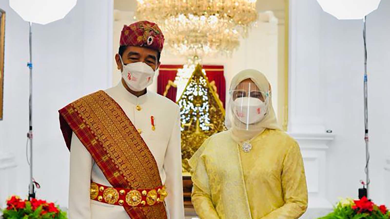 Jokowi Gunakan Baju Adat Lampung