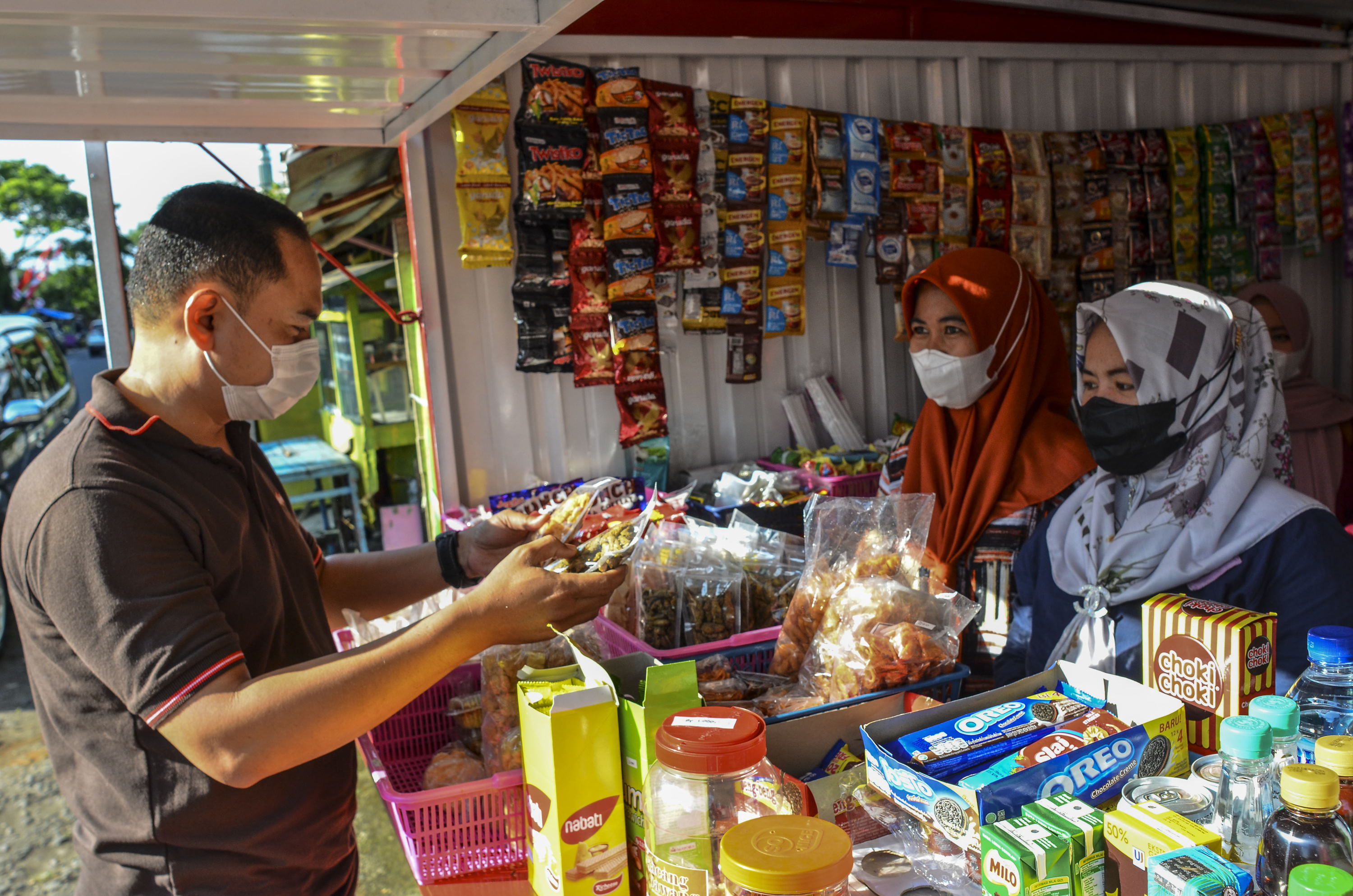 Anggota Keluarga Penerima Manfaat (KPM) pemberdayaan wirausaha melayani pembeli di warung Program Keluarga Harapan (PKH) Shop, Kabupaten Ciamis, Jawa Barat. ANTARA FOTO/Adeng Bustomi/wsj. PEMBERDAYAAN WIRAUSAHA PROGRAM KELUARGA HARAPAN