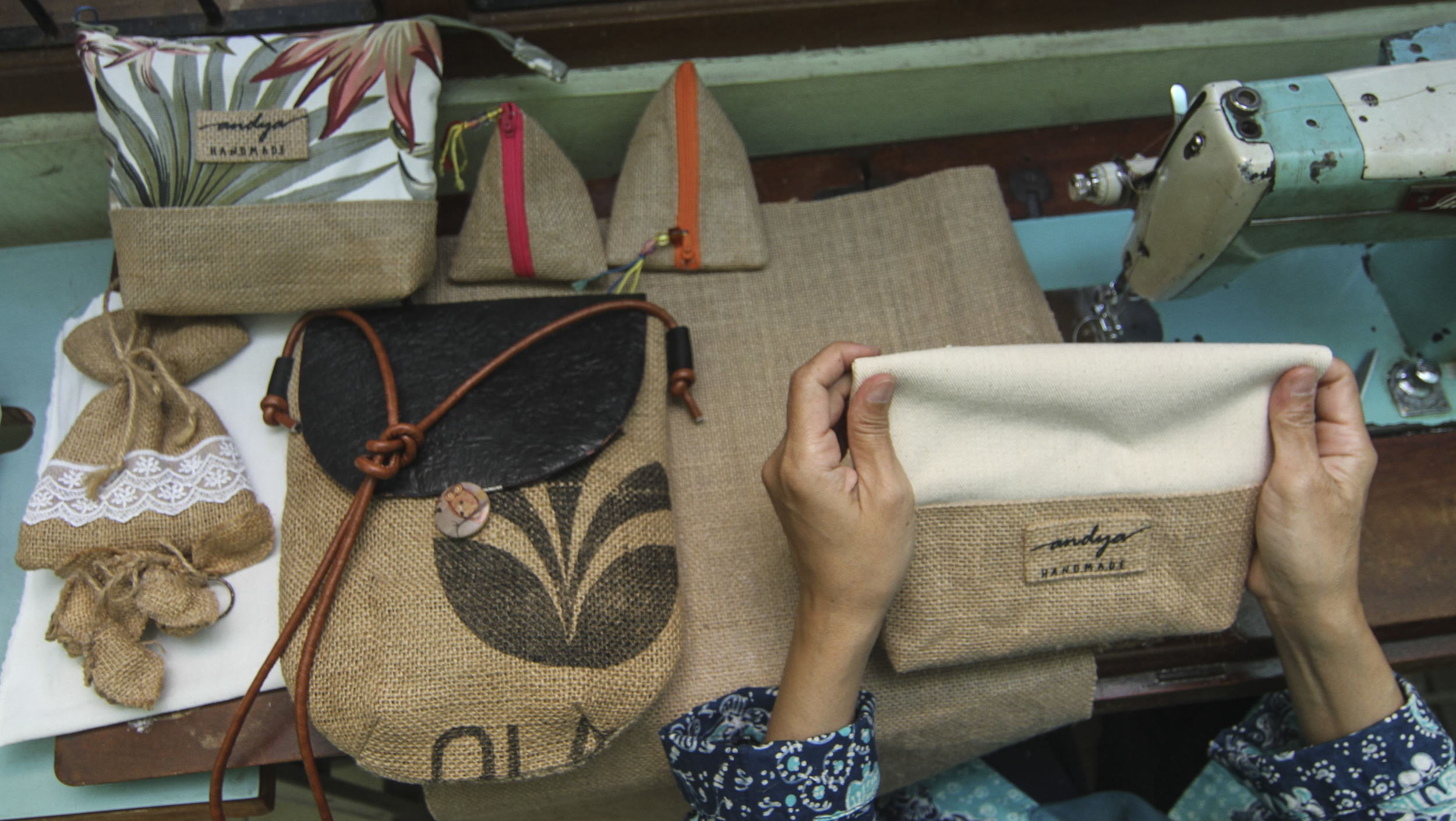 Perajin menyelesaikan pembuatan tas dari karung goni di Andya Handmade, Depok, Jawa Barat, Jumat (27/8/2021). ANTARA FOTO/Asprilla Dwi Adha/aww. KERAJINAN DARI KARUNG GONI