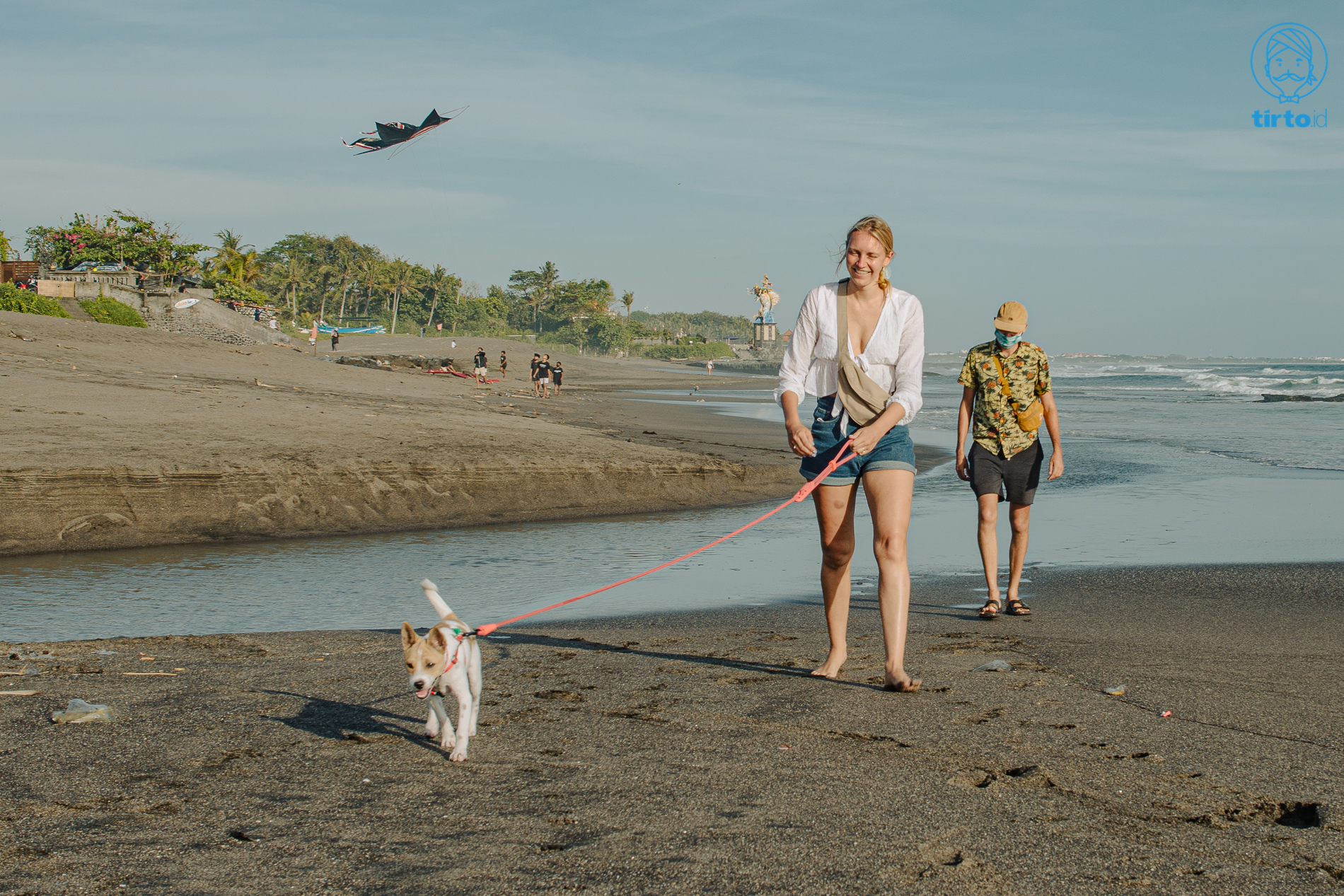Turis asing berjalan sambil menuntun anjing di tepi Pantai Seseh, Canggu, Bali pada Rabu (15/09/21). Menteri Koordinator Bidang Maritim dan Investasi sekaligus koordinator PPKM Jawa-Bali, Luhut Binsar Pandjaitan mengatakan Bali bisa dibuka kembali bagi turis asing pada Oktober apabila situasi pandemi di Indonesia tetap terkendali seperti saat ini. Luhut juga mengutarakan dalam konferensi pers virtual pada Jumat (17/09/21) akan memprioritaskan turis dari negara-negara dengan penularan Covid-19 yang terkendali seperti Selandia Baru, Singapura, Korea Selatan, dan Jepang. tirto.id/Hafitz Maulana BALI KEMBALI DIBUKA UNTUK WISATAWAN