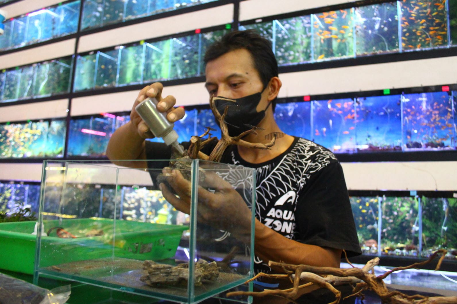 Pekerja membuat aquascape di gerai Aquazone, Malang, Jawa Timur. ANTARA FOTO/Ari Bowo Sucipto/foc. IKAN HIAS UNTUK MENINGKATKAN PENJUALAN