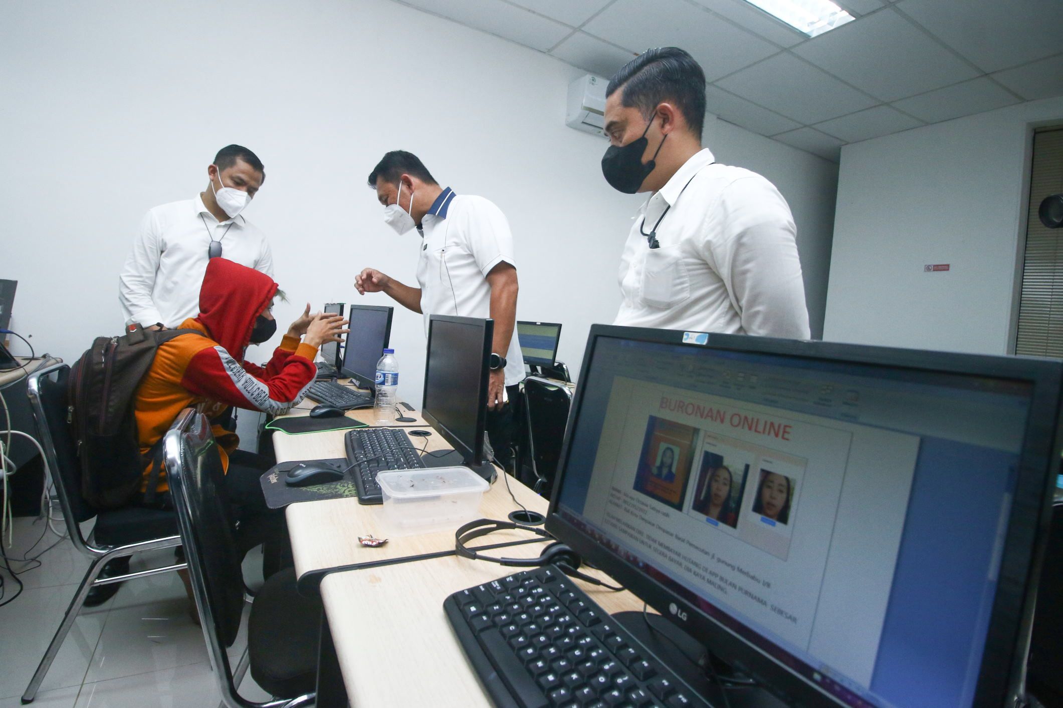 PENGGEREBEKAN KANTOR PINJOL ILEGAL